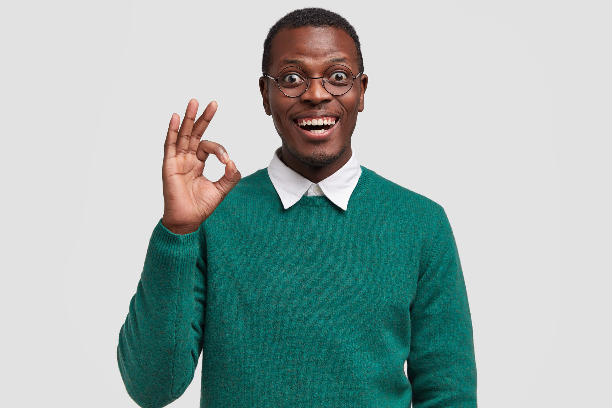 //lafricamobile.com/wp-content/uploads/2025/09/vue-horizontale-du-seduisant-jeune-homme-noir-avec-un-sourire-a-pleines-dents-montre-un-geste-correct-dit-bien-aime-l-idee-de-somebodys.jpg